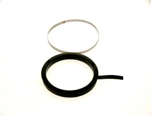 Schwarze Dichtung mit einem runden Außenteil und einem dünnen Metallring. Teile scheinen zur Verwendung in einem technischen Gerät von Bosch geeignet zu sein.